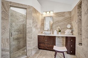 The Grand Luxe 8BR Villa w Pool and Basketball