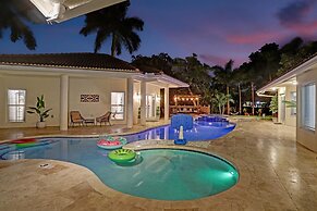 The Grand Luxe 8BR Villa w Pool and Basketball