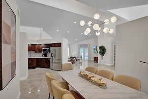 The Grand Luxe 8BR Villa w Pool and Basketball