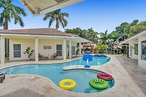 The Grand Luxe 8BR Villa w Pool and Basketball