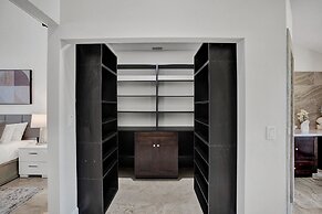 The Grand Luxe 8BR Villa w Pool and Basketball