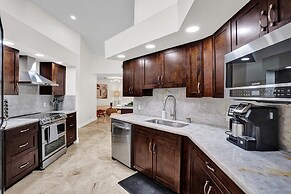 The Grand Luxe 8BR Villa w Pool and Basketball