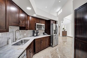 The Grand Luxe 8BR Villa w Pool and Basketball