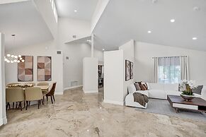 The Grand Luxe 8BR Villa w Pool and Basketball