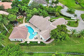 The Grand Luxe 8BR Villa w Pool and Basketball