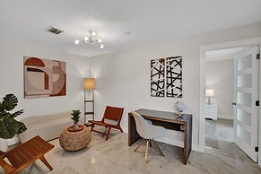 The Grand Luxe 8BR Villa w Pool and Basketball