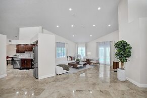 The Grand Luxe 8BR Villa w Pool and Basketball