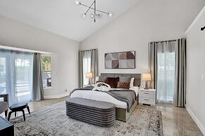 The Grand Luxe 8BR Villa w Pool and Basketball