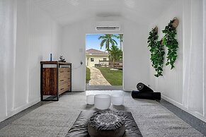 The Grand Luxe 8BR Villa w Pool and Basketball