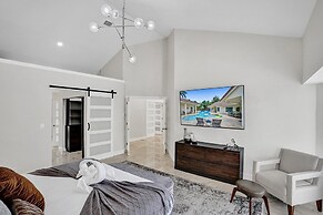 The Grand Luxe 8BR Villa w Pool and Basketball