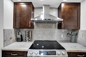 The Grand Luxe 8BR Villa w Pool and Basketball