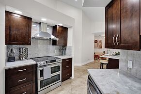 The Grand Luxe 8BR Villa w Pool and Basketball