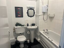 1-bed Apartment, Sleeps 6, in the City Center