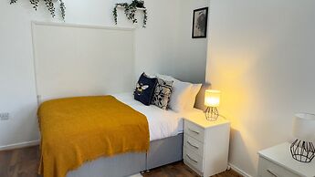 1-bed Apartment, Sleeps 6, in the City Center