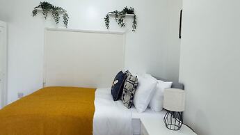 1-bed Apartment, Sleeps 6, in the City Center