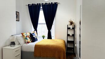 1-bed Apartment, Sleeps 6, in the City Center