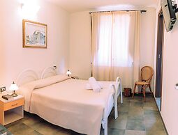 Hotel with swimming pool in Arbus