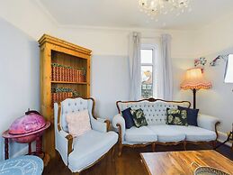 Unique 2 bed Leigh-on-sea- With Real Piano