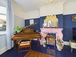 Unique 2 bed Leigh-on-sea- With Real Piano