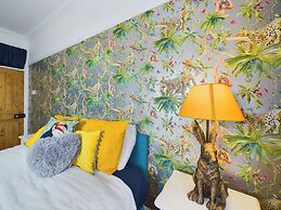 Unique 2 bed Leigh-on-sea- With Real Piano