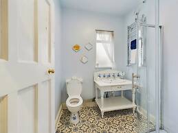 Unique 2 bed Leigh-on-sea- With Real Piano