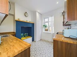 Unique 2 bed Leigh-on-sea- With Real Piano