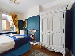 Unique 2 bed Leigh-on-sea- With Real Piano