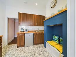 Unique 2 bed Leigh-on-sea- With Real Piano