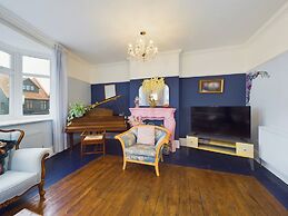 Unique 2 bed Leigh-on-sea- With Real Piano