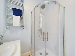 Unique 2 bed Leigh-on-sea- With Real Piano