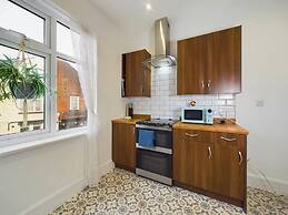 Unique 2 bed Leigh-on-sea- With Real Piano