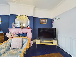 Unique 2 bed Leigh-on-sea- With Real Piano