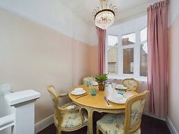 Unique 2 bed Leigh-on-sea- With Real Piano