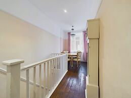 Unique 2 bed Leigh-on-sea- With Real Piano