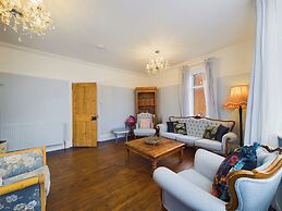 Unique 2 bed Leigh-on-sea- With Real Piano