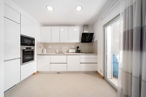 Lagos Modern 2 With Pool by Homing