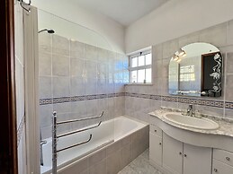 Pêra Stylish Villa With Pool by Homing