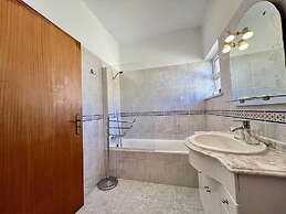 Pêra Stylish Villa With Pool by Homing