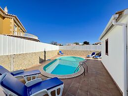 Pêra Stylish Villa With Pool by Homing