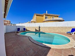 Pêra Stylish Villa With Pool by Homing