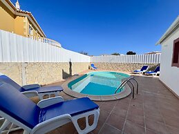 Pêra Stylish Villa With Pool by Homing