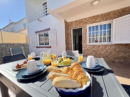 Pêra Stylish Villa With Pool by Homing