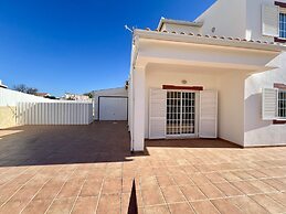 Pêra Stylish Villa With Pool by Homing