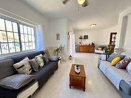 Pêra Stylish Villa With Pool by Homing