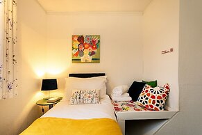 3-beds, Sleeps 5, w/ Parking, 10 Mins From Centre