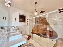 Blow Show Casa III Guest House