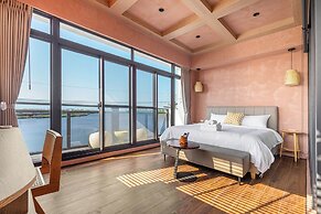 Between River and Sea