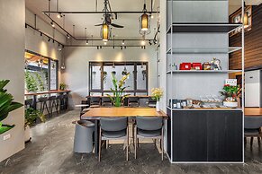 Between River and Sea