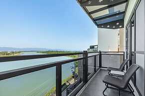 Between River and Sea