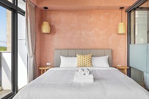 Between River and Sea